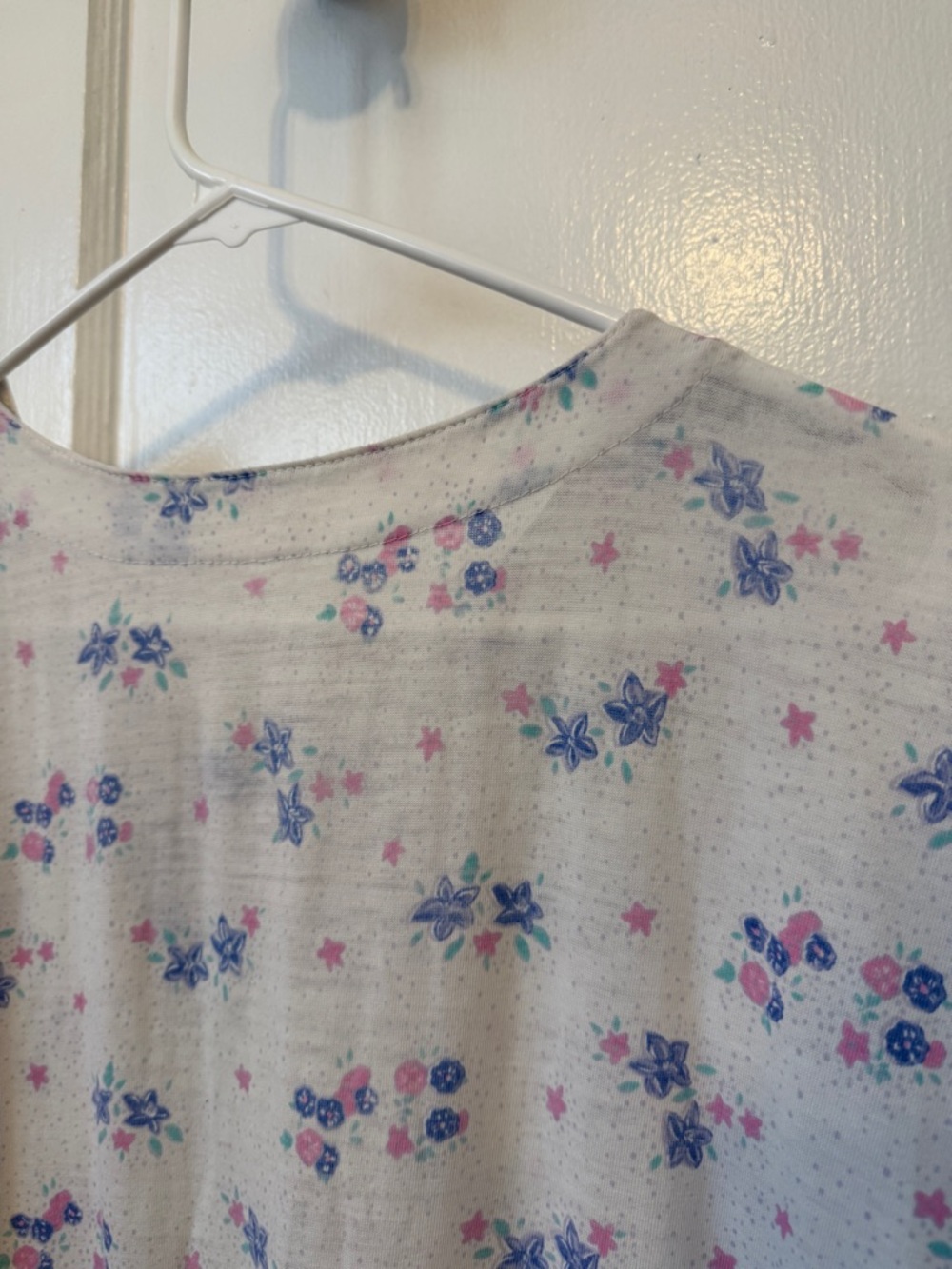 Light Floral Henley Tee in White with Pink & Blue Flowers vintage large - Picture 9 of 10